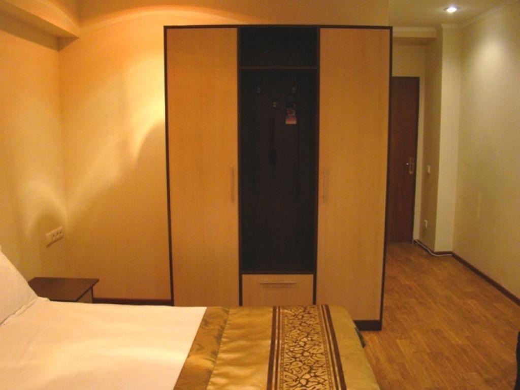 Kausar Hotel Almaty Chambre photo
