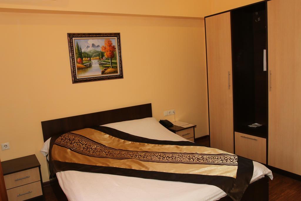 Kausar Hotel Almaty Chambre photo